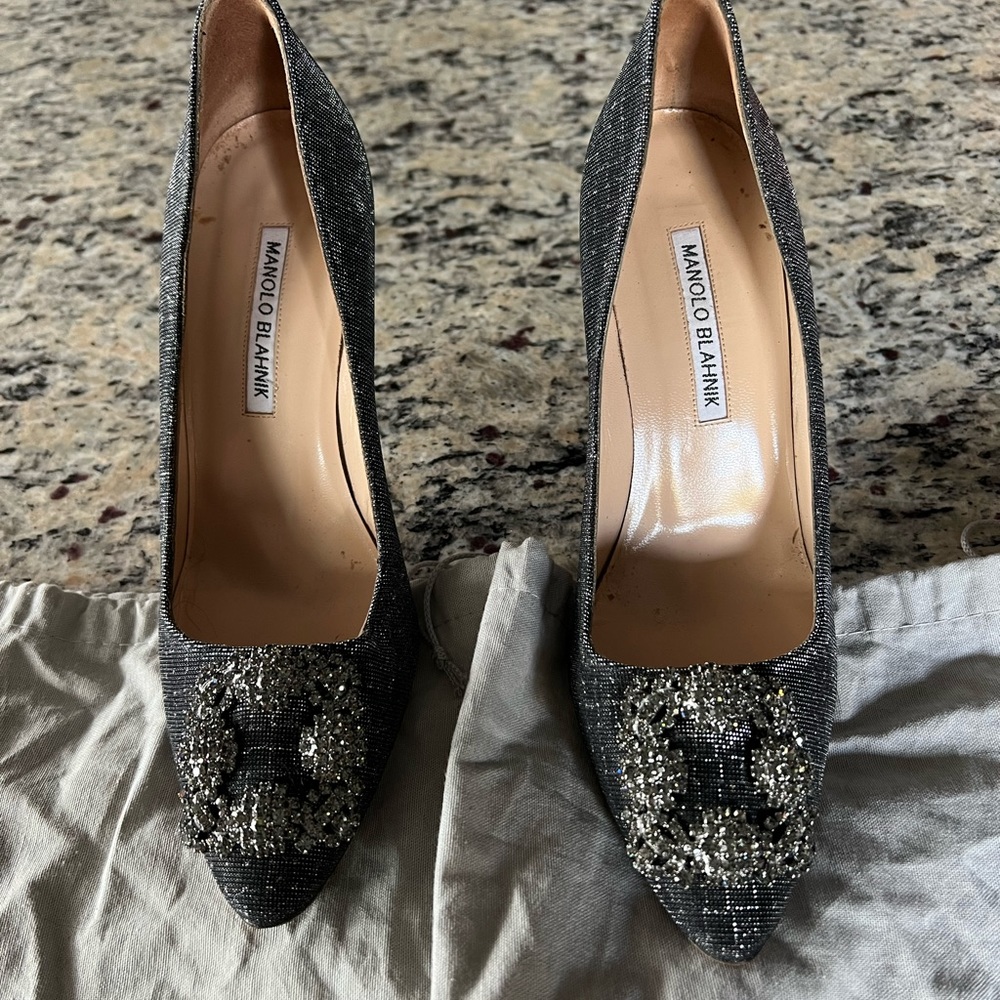 Beautiful jeweled pump barely worn